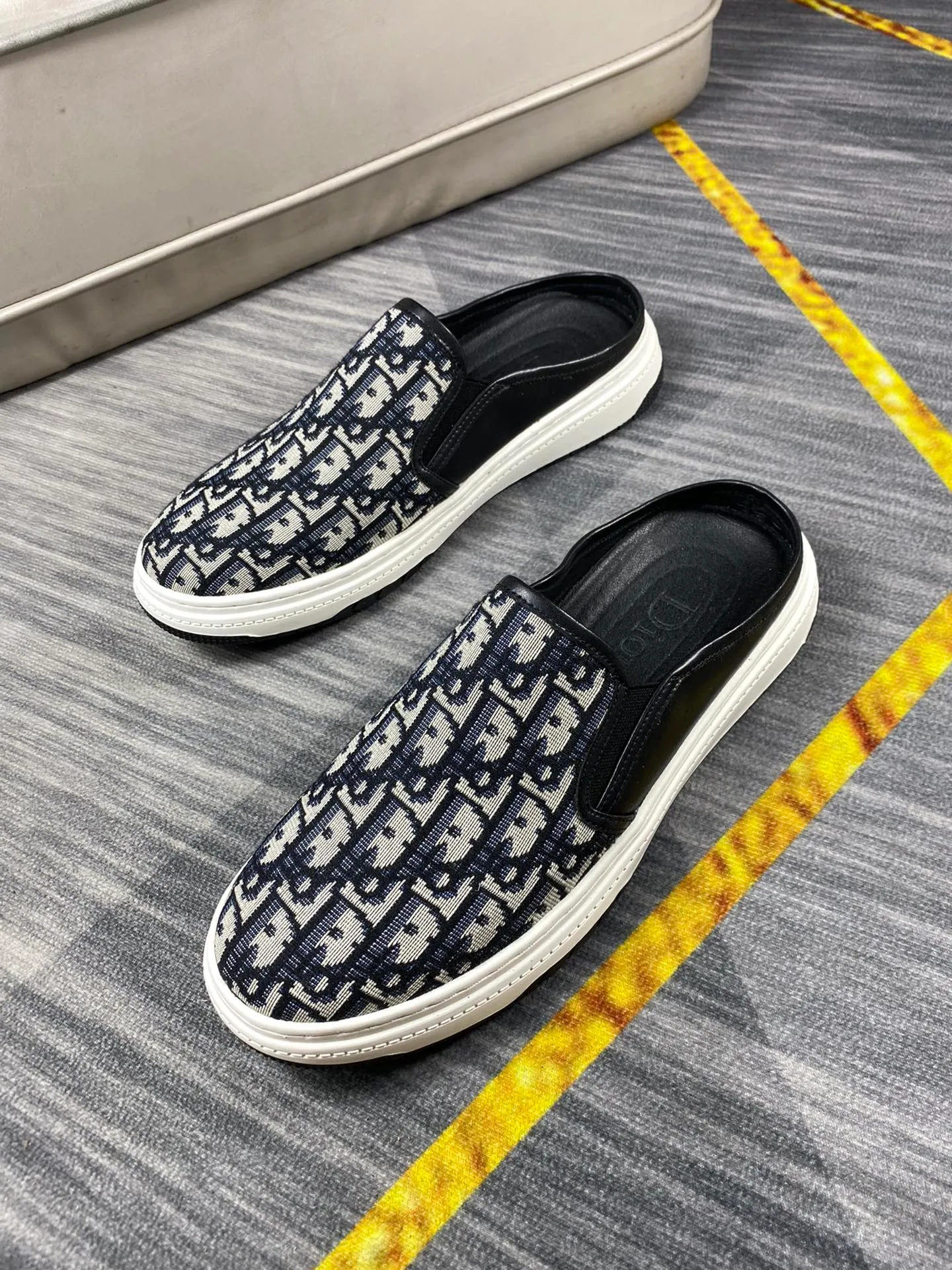 P380 Dior men's casual half-drag👞. Handsome and versatile low-top shoes, with exquisite branded jacquard fabric for the upper, sheepskin lining for the feet, 🌺🌺perfect shoe last, 🌲🌲fashionable and handsome, comfortable on the feet, 🚗🚗wear-resistant and non-slip rubber outsole. Code number: 38-44. 45 is custom-made and cannot be returned or exchanged